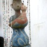 "Mutterkind mit Perlenmantel" 2002; Ton, Perlen; 170cm